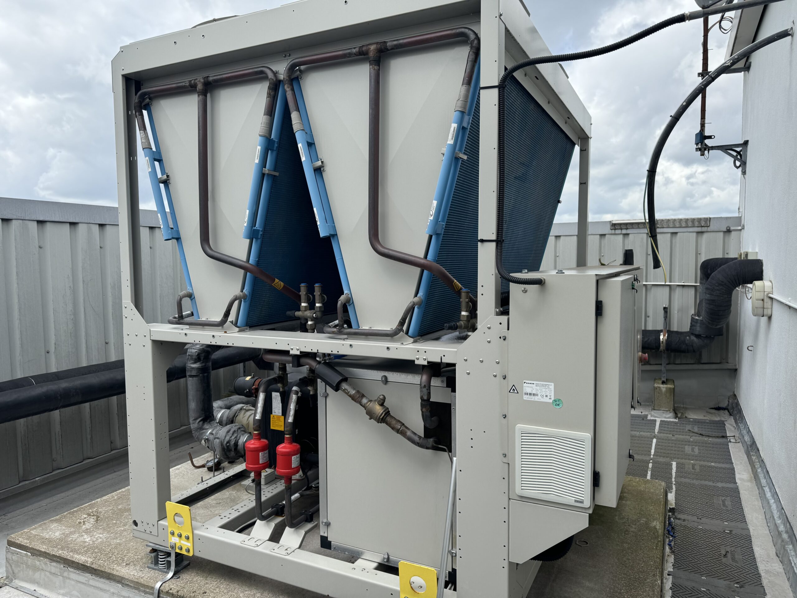 Used Daikin EWAT220B Air Cooled Chiller | 226kW R32